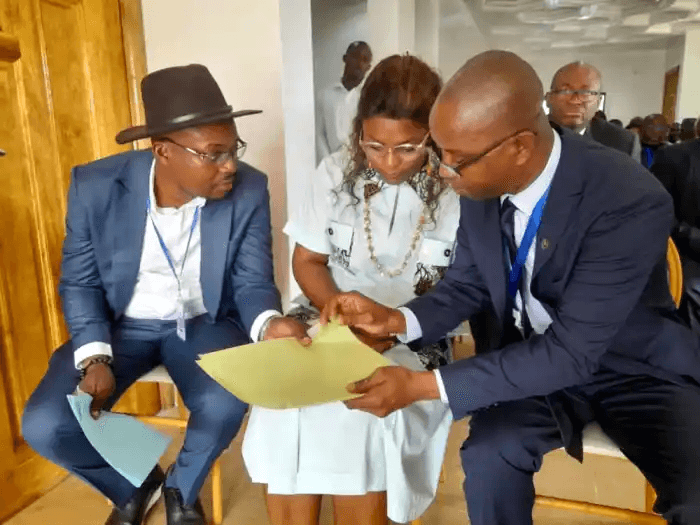 Discussion entre délégués